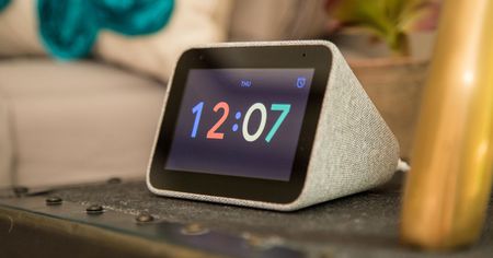 Moitié prix sur ce réveil intelligent Lenovo Smart Clock avec Google Assistant