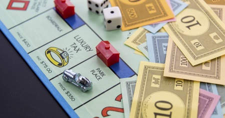 Il encaisse des billets de Monopoly et sa banque crédite son compte !