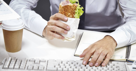 Manger devant votre ordinateur au travail n'est plus interdit