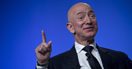 Jeff Bezos sous le feu des internautes après un tweet sur la mort de la Reine Élisabeth II