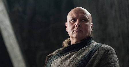 Game of Thrones : Conleth Hill se défend face aux accusations d'Emilia Clarke vis à vis du gobelet Starbucks