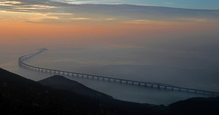 La Chine vient d'inaugurer le plus long pont maritime du monde, reliant Macao à Hong Kong