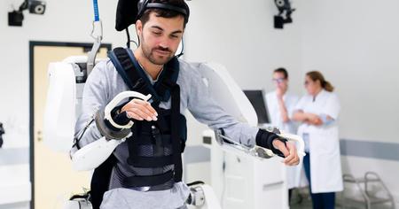 Tétraplégique, ce patient français parvient à piloter un exosquelette connecté à son cerveau !