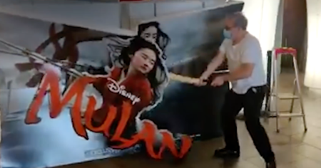 Fou de rage, un gérant de cinéma détruit le décor promotionnel de Mulan (vidéo)