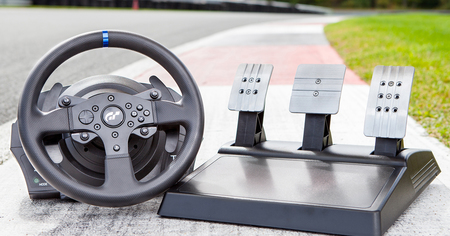 Thrustmaster T300RS GT: le volant et le pédalier à 3 pédales chutent de prix grâce au Black Friday