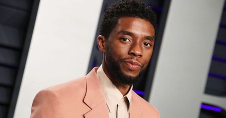 Chadwick Boseman : Sienna Miller raconte le geste remarquable de l'acteur lors d'un tournage