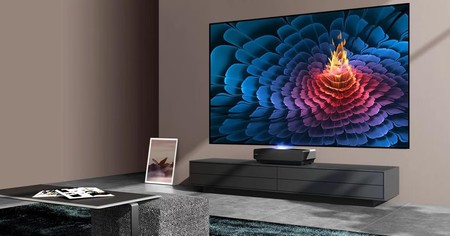 Découvrez le pack cinéma HiSense comprenant un vidéoprojecteur Laser 4K, un écran et une barre de son