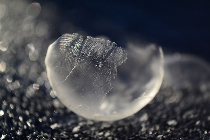 Ces bulles de savon qui se cristallisent sous le froid hivernal offrent un  spectacle poétique