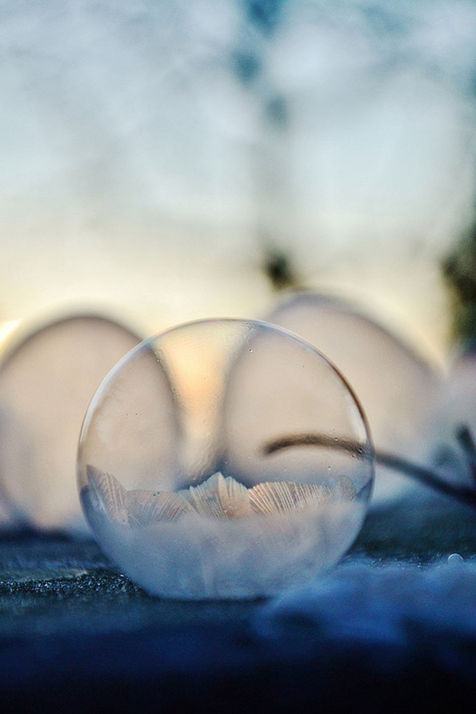 Ces bulles de savon qui se cristallisent sous le froid hivernal offrent un  spectacle poétique