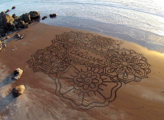 Avec son râteau, le jeune beach artiste dessine le sable sur les plages de  Saint-Brevin
