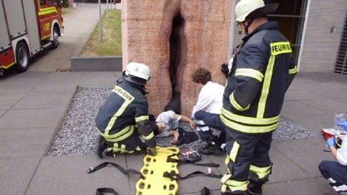 Homme coincée vulve vagin sculpture femme
