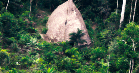 Les premières images d'une tribu amazonienne filmée par un drone en Amazonie