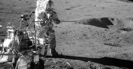 Comment une roche d'origine terrestre découverte par la mission Apollo 14 s'est-elle retrouvée sur la Lune ?