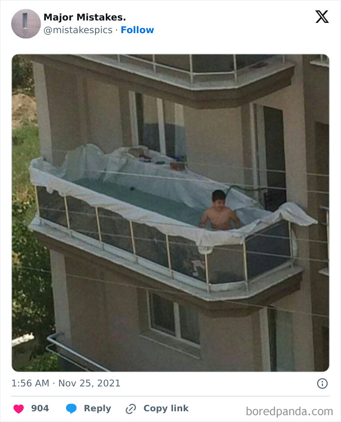 une piscine sur un balcon