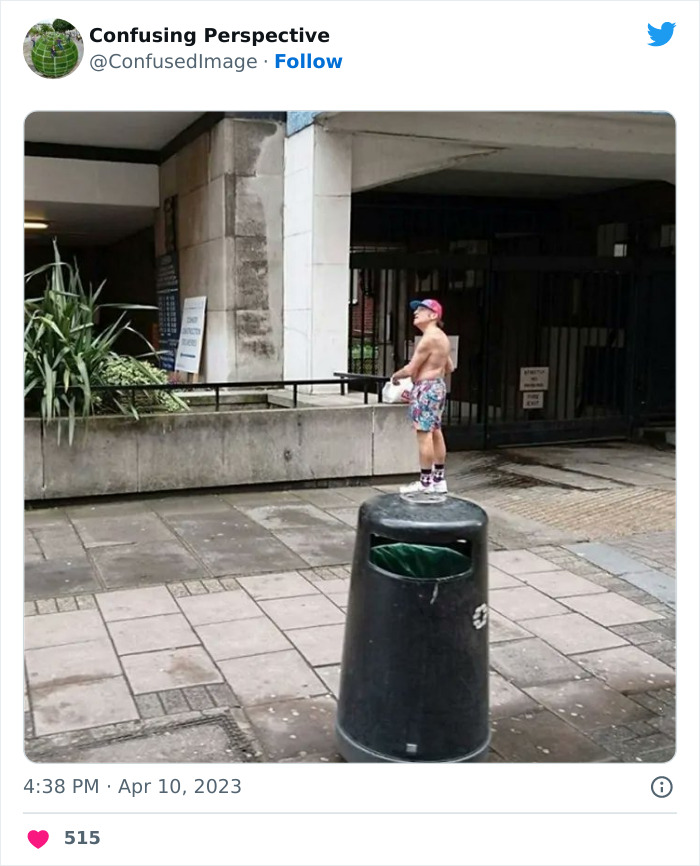 un homme sur une poubelle
