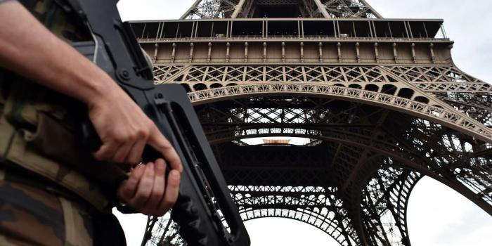 Militaire devant la tour Eiffel