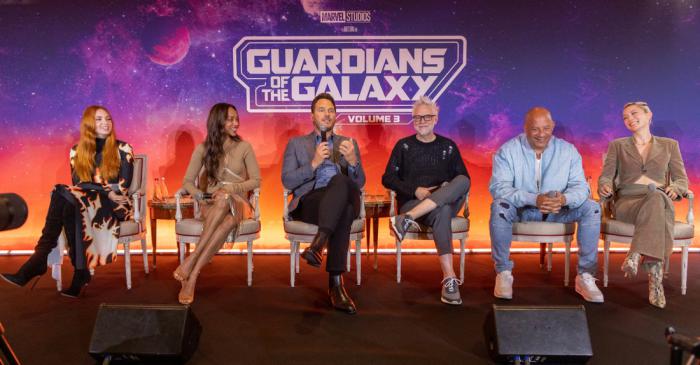 Les acteurs présents pour la conférence de presse des Gardiens de la Galaxie 3, à savoir Karen Gillian, Zoe Salda, Chris Pratt, James Gunn, Vin Diesel et Pom Klementieff.