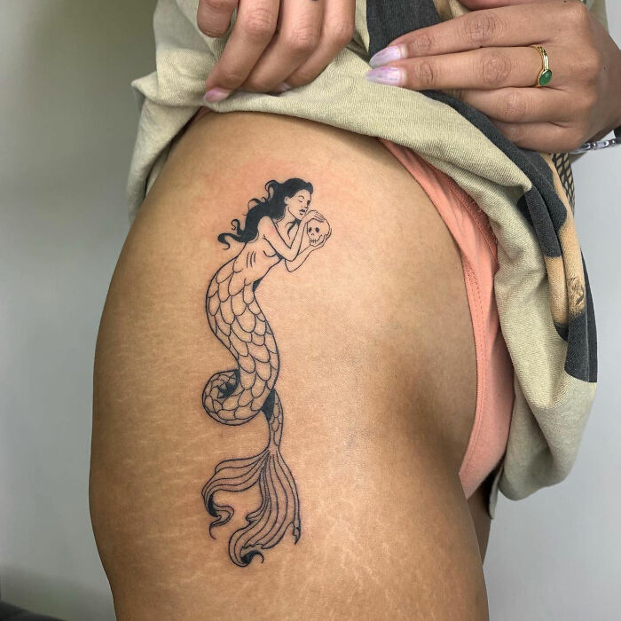 Tattoo de Reena Wu Sirène qui tient un crâne dans les mains