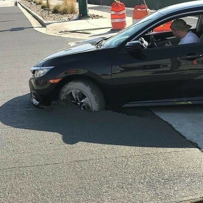 une voiture enfoncé dans le ciment
