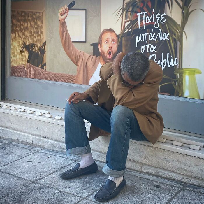 photo de rue avec un homme assis