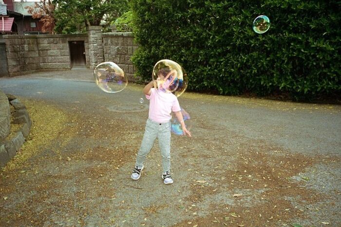 un enfant en train de faire des bulles