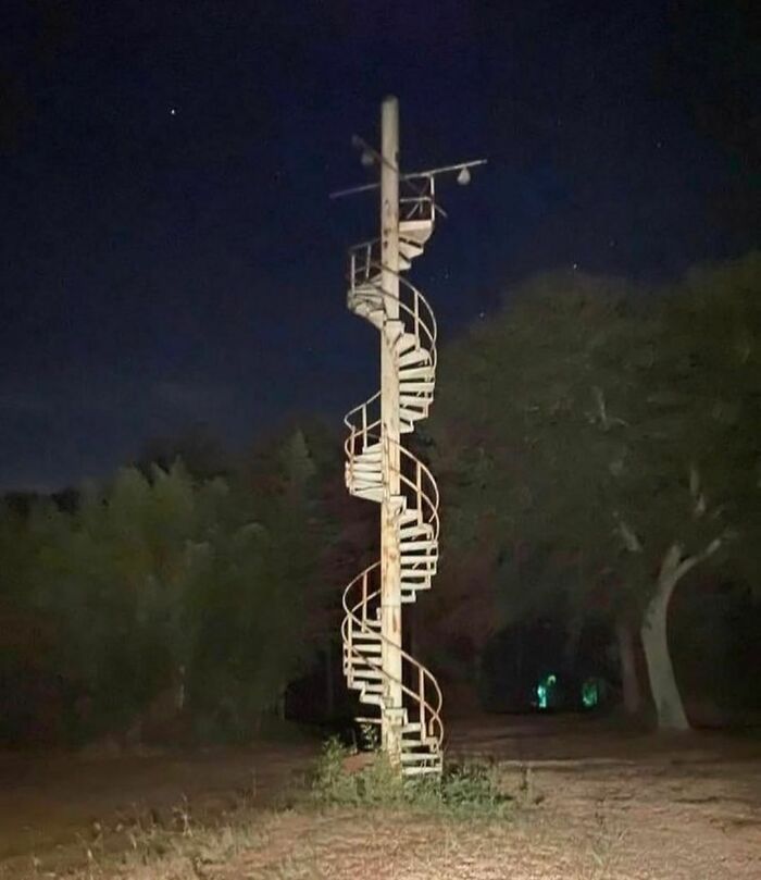 un escalier en tour