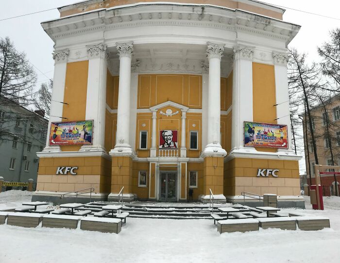 Un ancien théâtre en KFC en Russie à Petrozavodsk