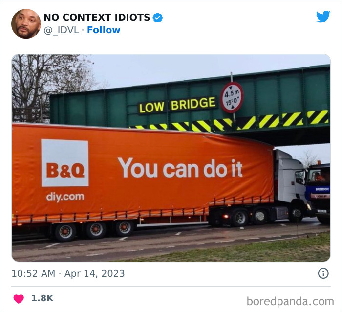 un camion sous un pont