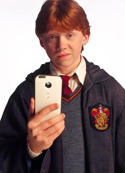 Ron Weasley avec un téléphone