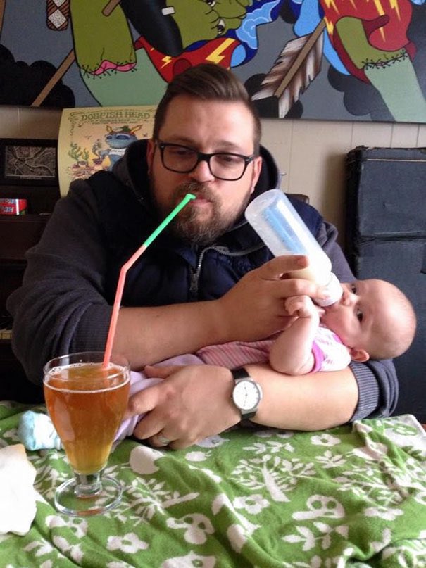 père donne biberon et boit sa bière à la paille