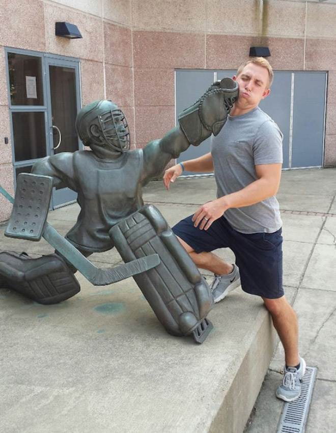 une statue avec un joueur de hockey