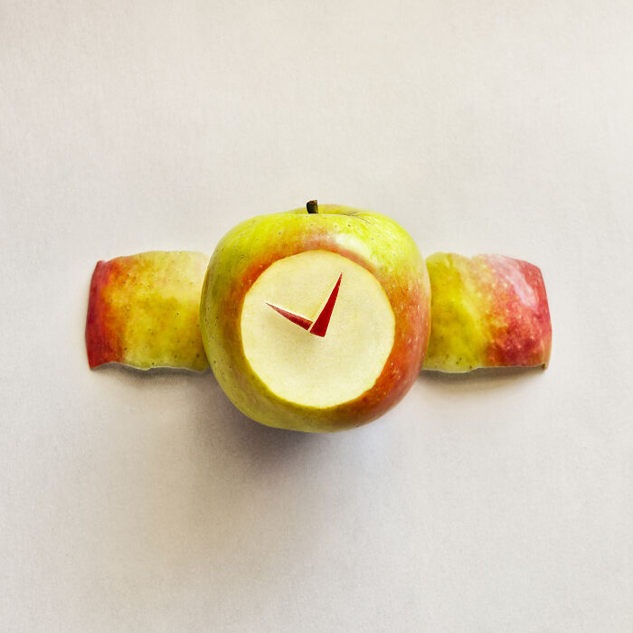 une pomme et une montre