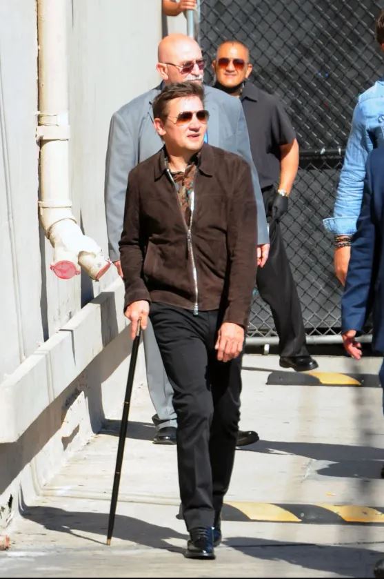 Jeremy Renner canne à la main arrivant au plateau de tournage du late show de Jimmy Kimmel