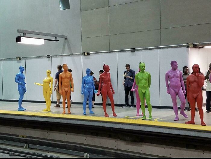 groupe attendant un train à Montréal