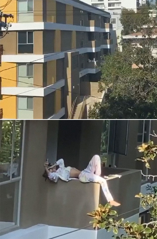 un fille sur un balcon
