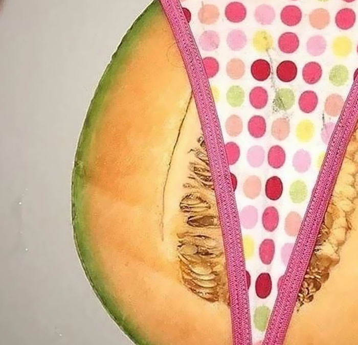 un melon avec un string