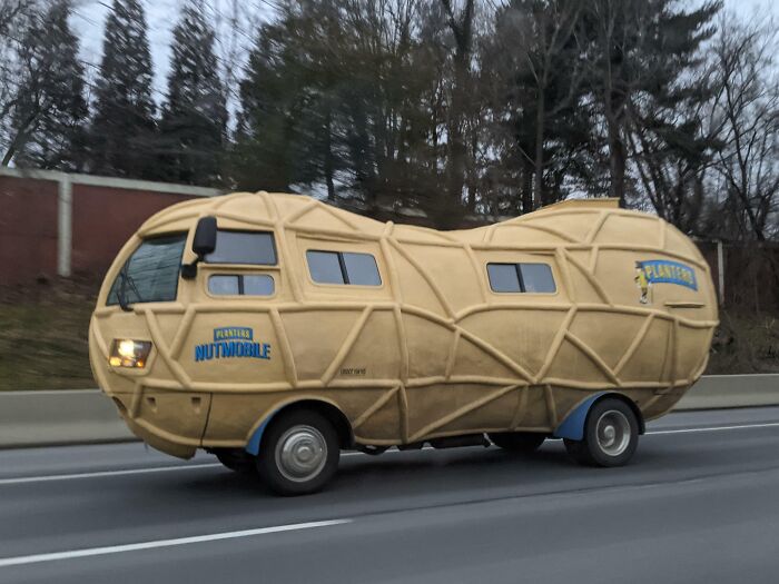 voiture en forme de cacahuète