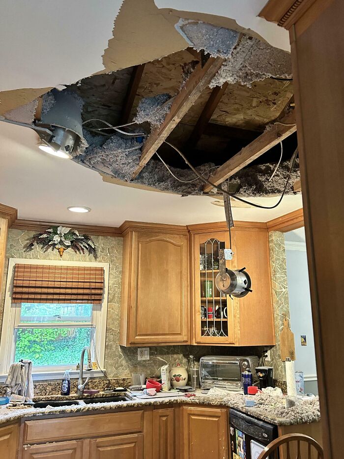 Un homme qui a traversé le plafond pour réparer une fuite au grenier