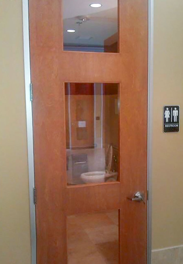 une porte fenetre avec un wc