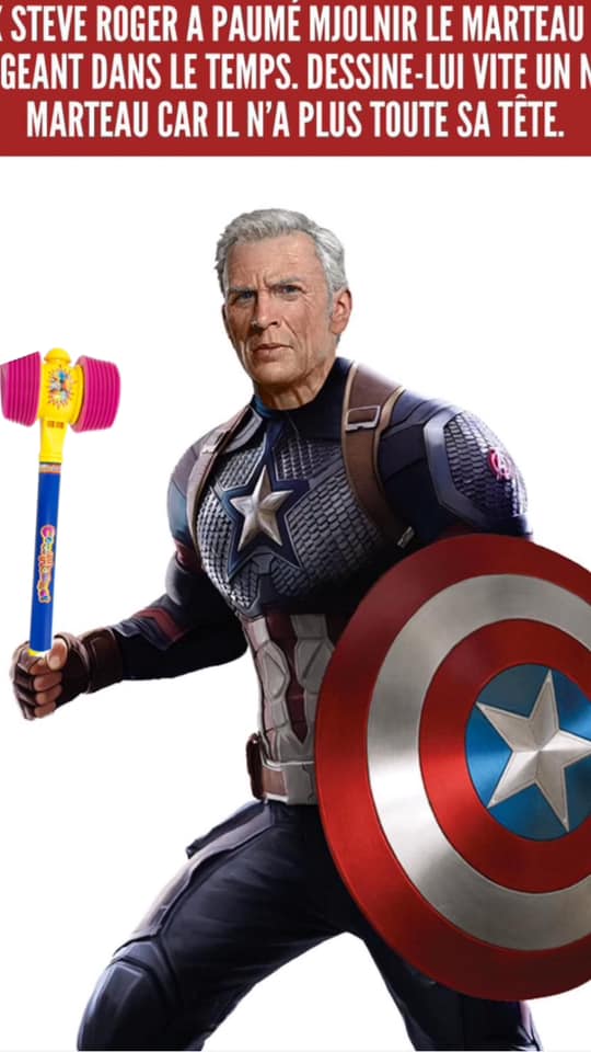 Captain America avec un marteau en jouet