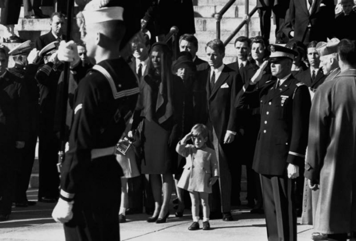 John F. Kennedy Jr. aux funérailles de son père