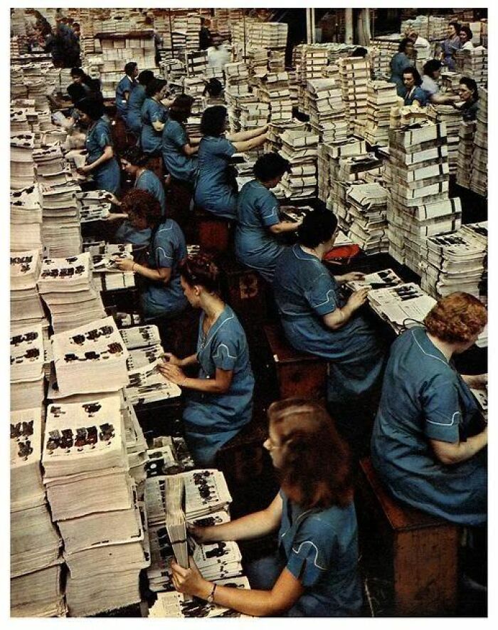 Assemblage des catalogues Sears & Roebuck en 1942
