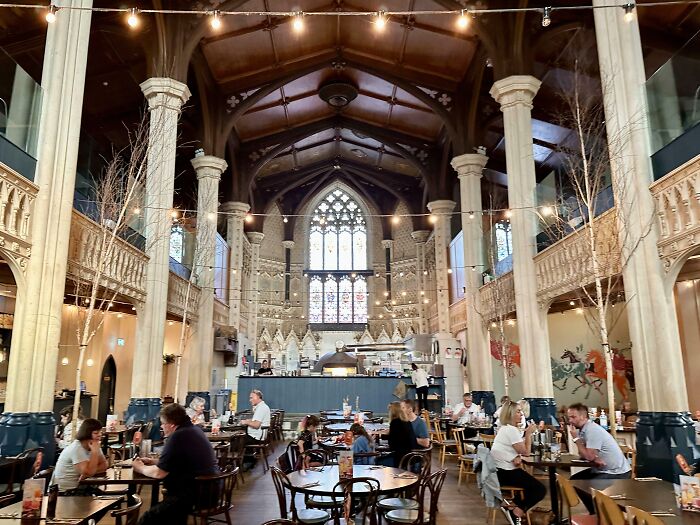 Un restaurant dans une église à Cheltenham en Angleterre