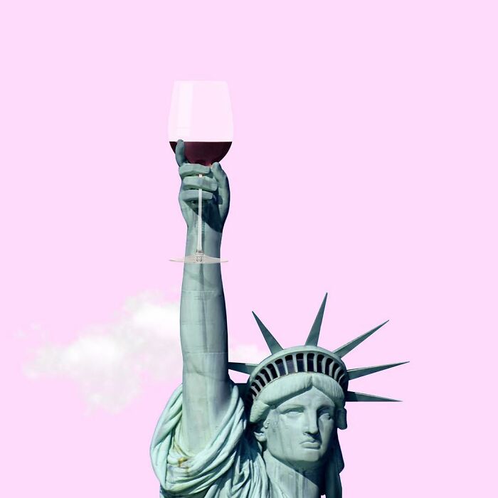 La stature de la liberté avec un verre de vin