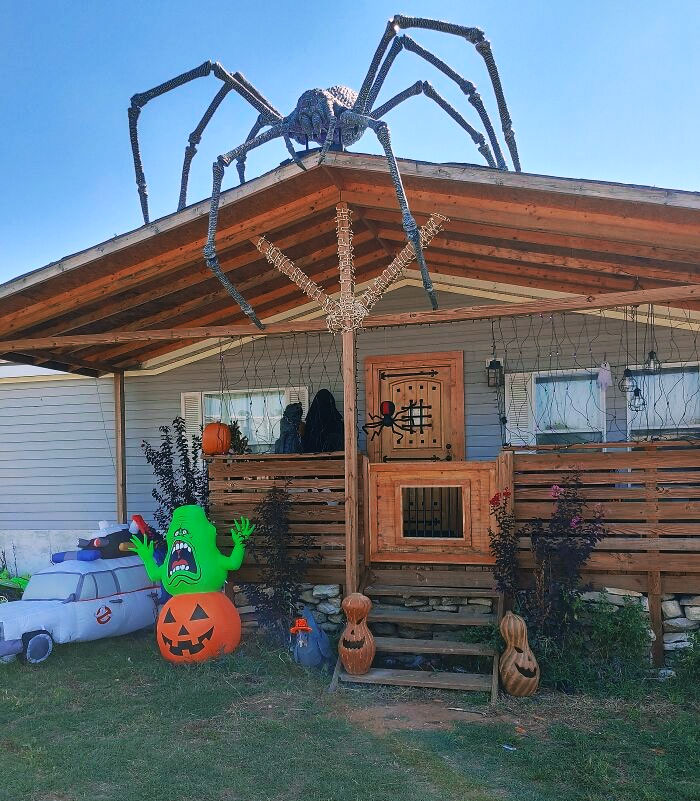 une maison avec une araignée