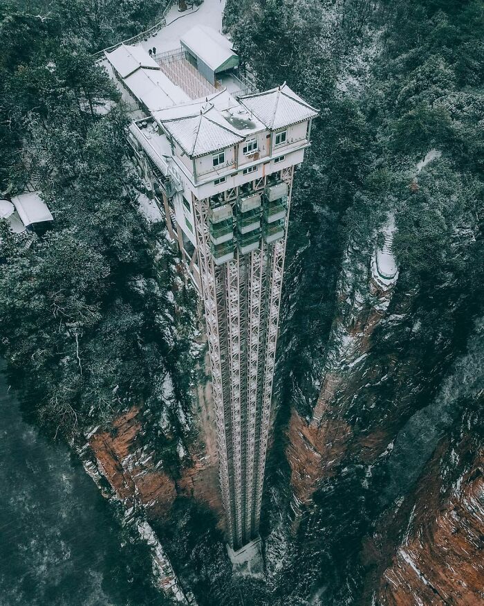 ascenseur extérieur le plus haut du monde à Zhangjiajie, en Chine