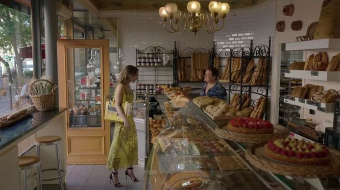 emily dans la boulangerie moderne dans la série emily in paris