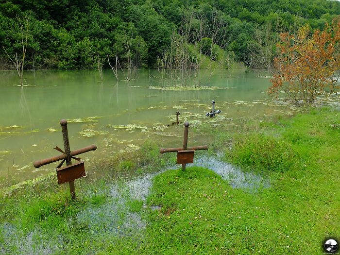 Cimetierre du village abandonné de Geamana en Roumanie