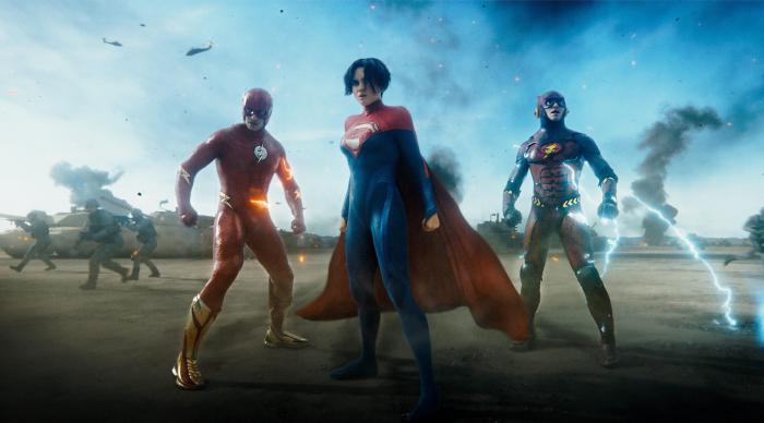 Ezra Miller en Flash et Supergirl dans The Flash