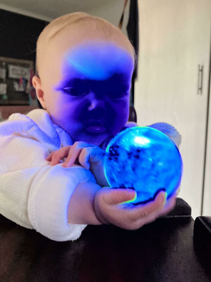 Bébé avec une balle lumineuse